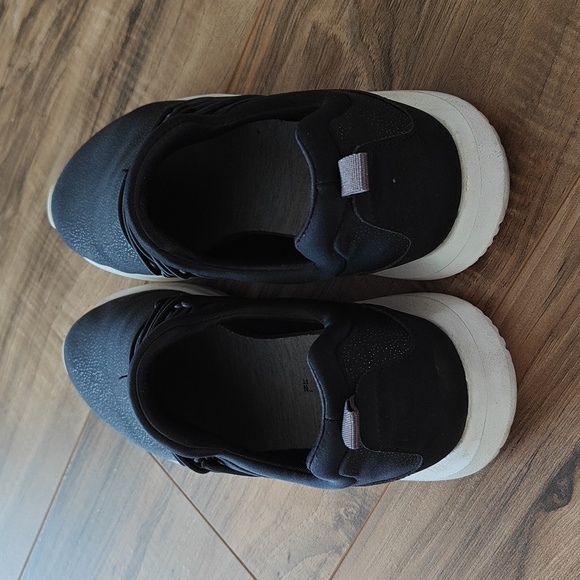 EUC Clark's Metallic Black slip-on sneakers - Picture 4 of 7